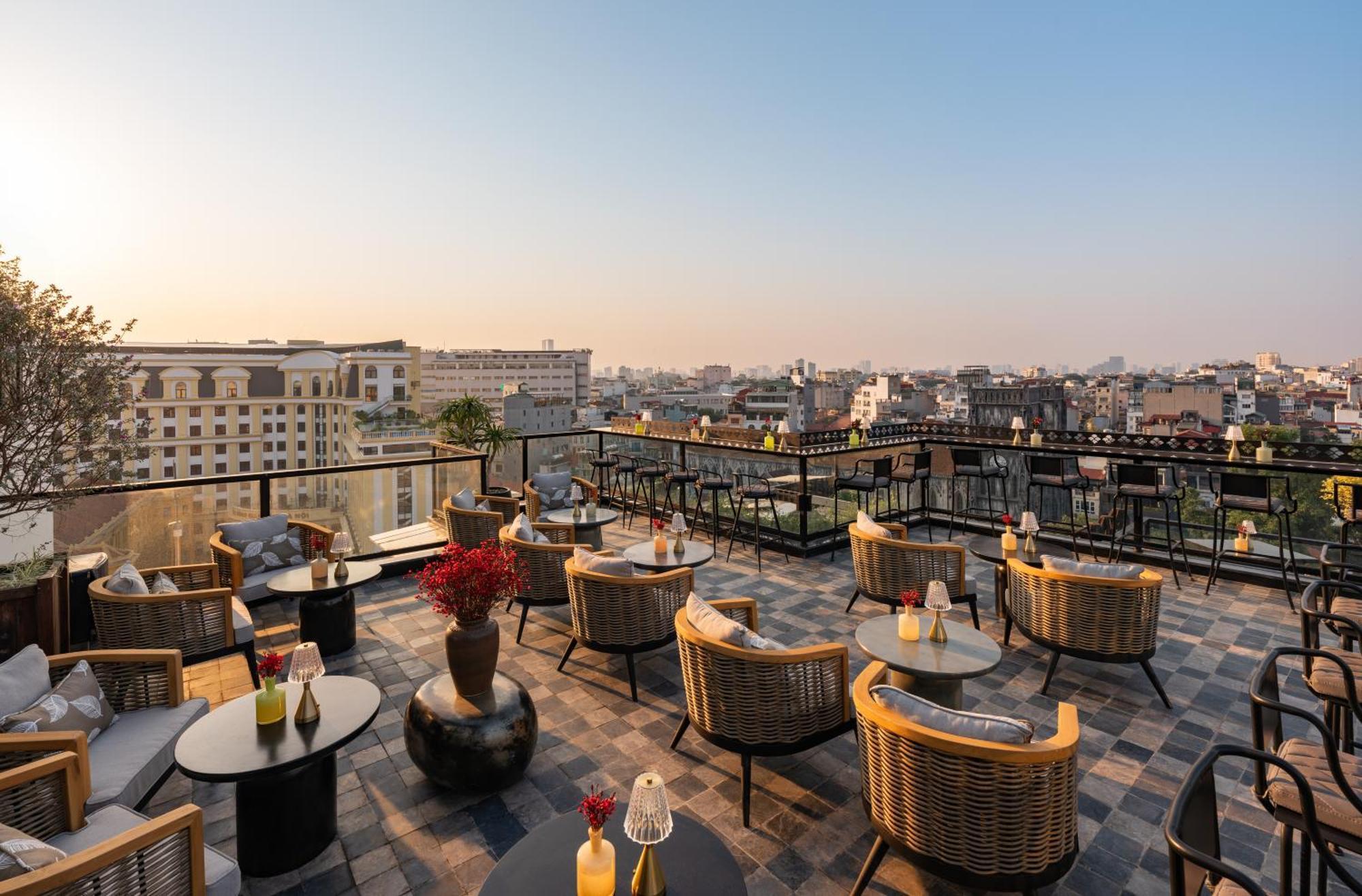 Grand Hotel Du Lac 하노이 외부 사진 Rooftop bar at the hotel