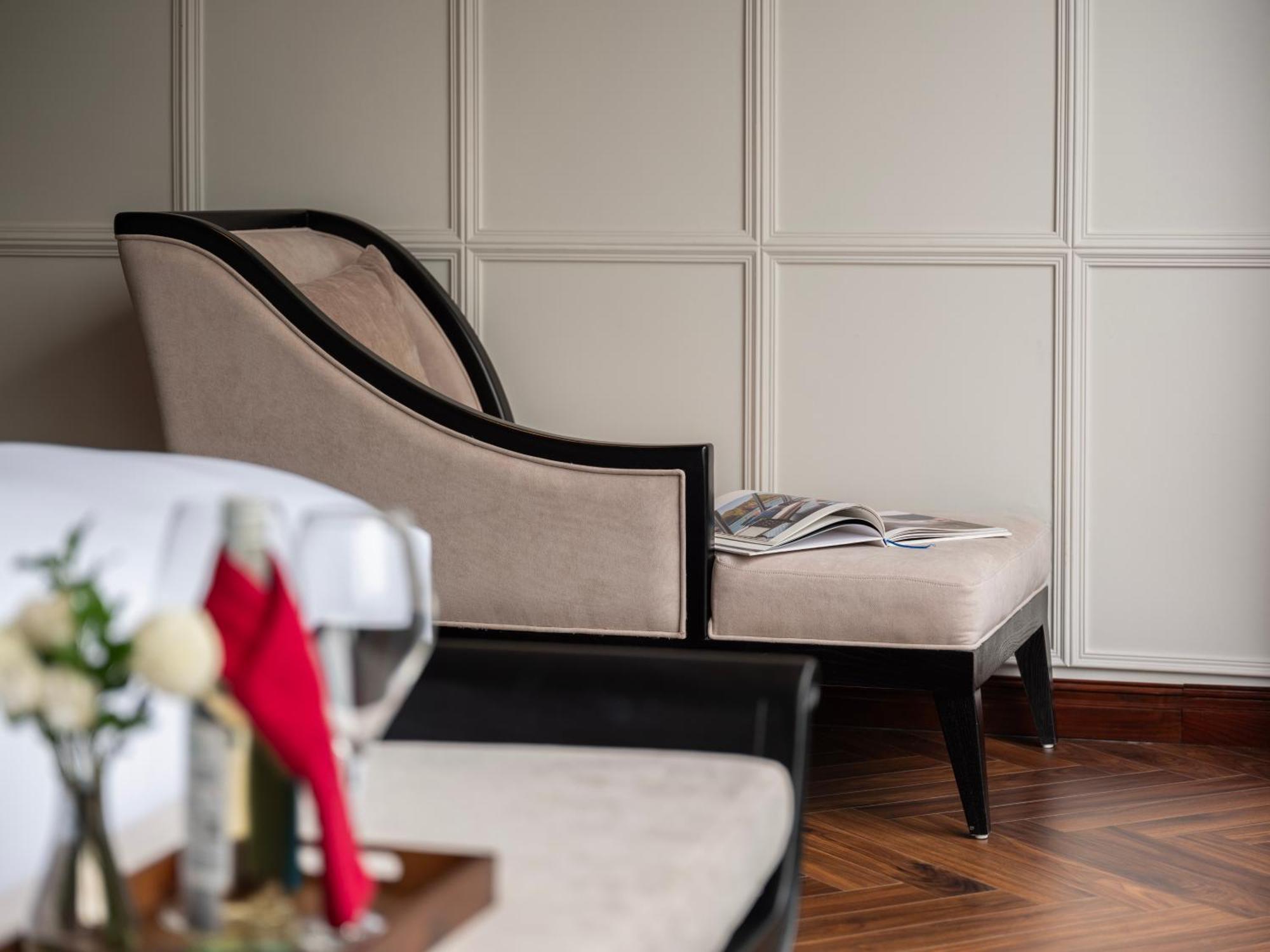 Grand Hotel Du Lac 하노이 외부 사진 A chaise longue
