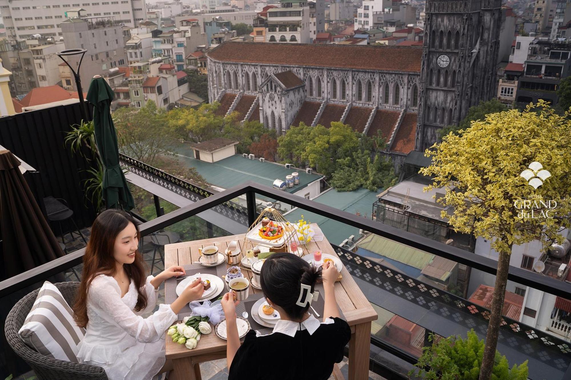 Grand Hotel Du Lac 하노이 외부 사진 The view of the Saigon River from the rooftop bar