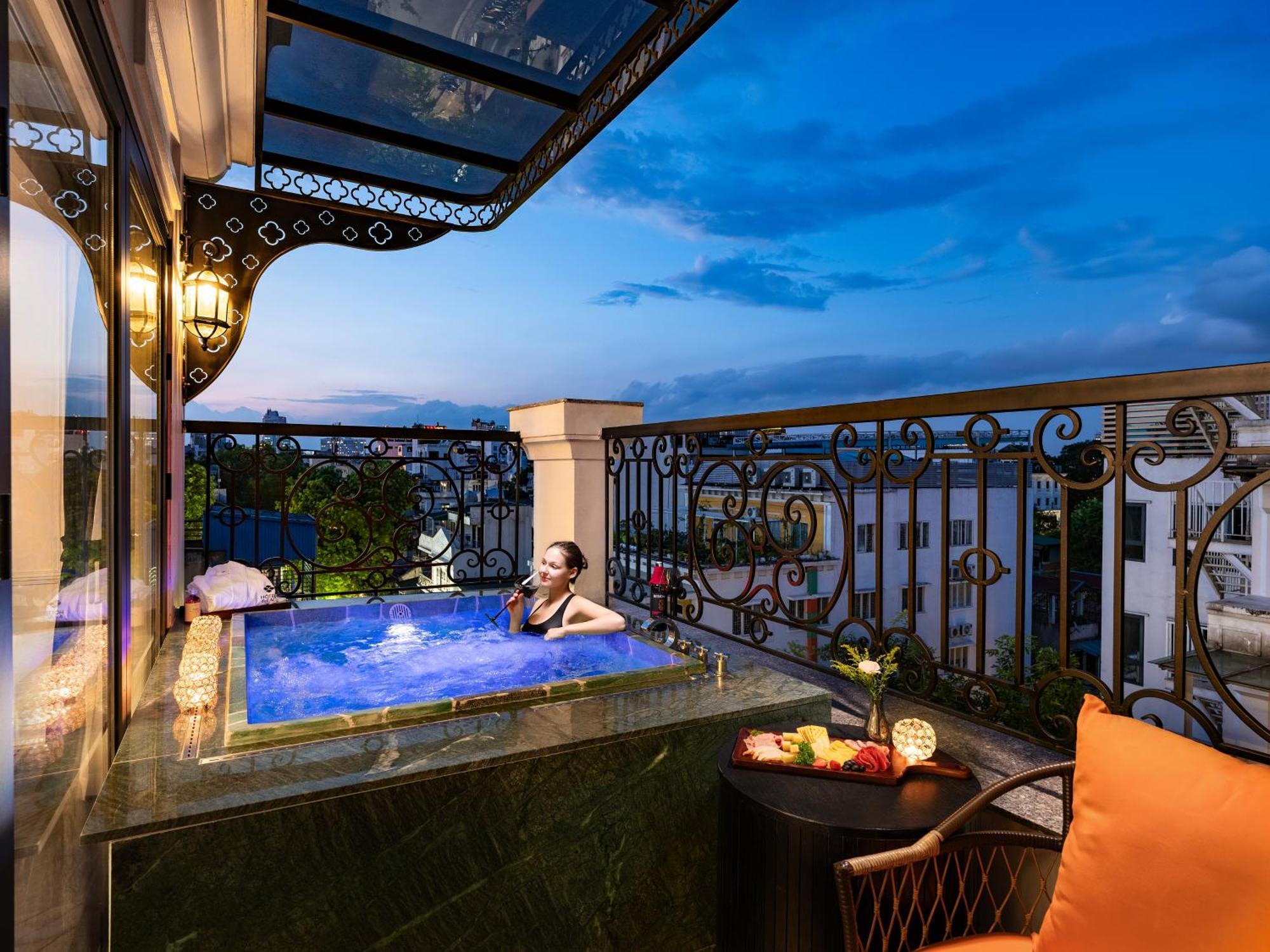 Grand Hotel Du Lac 하노이 외부 사진 The hotel's rooftop pool