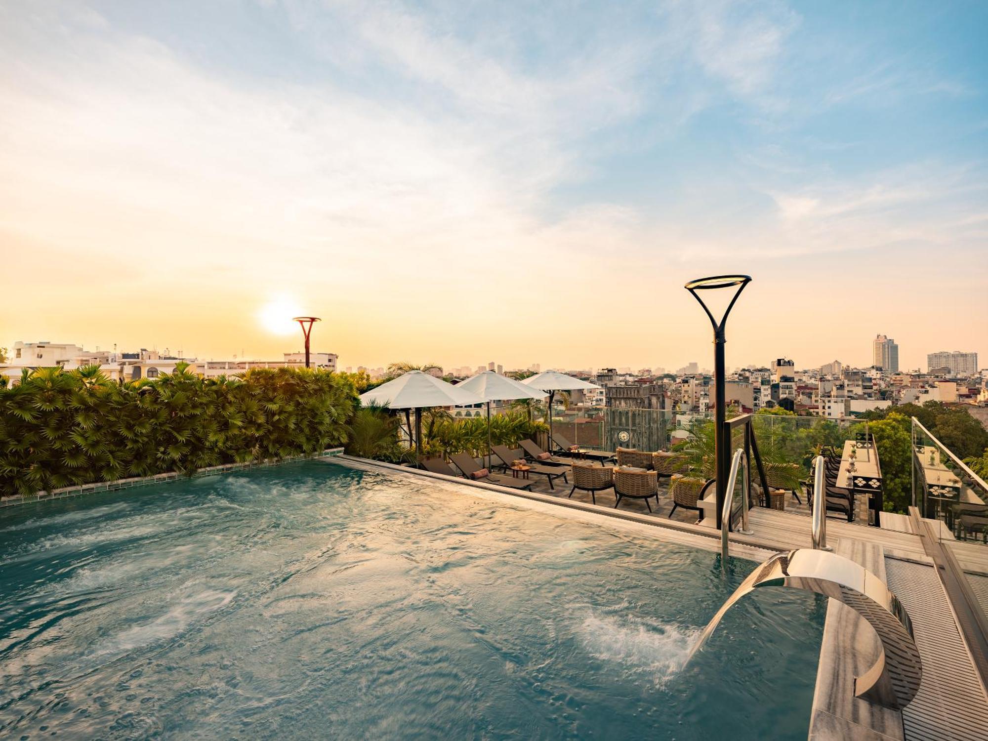 Grand Hotel Du Lac 하노이 외부 사진 Rooftop pool at the hotel